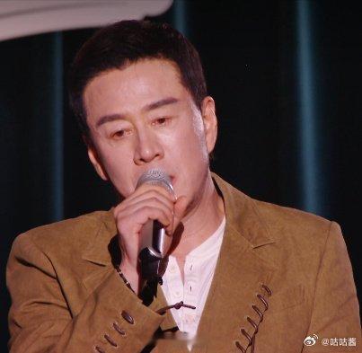杨坤庾澄庆歌手一轮游杨坤淘汰眼眶红了 继庾澄庆之后杨坤也惨遭歌手一轮游 