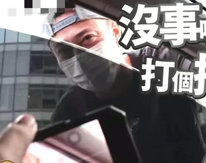 霍建华被狗仔驱车跟踪，因为担心会发生安全问题，立刻下车与狗仔交涉，但他的交涉方法
