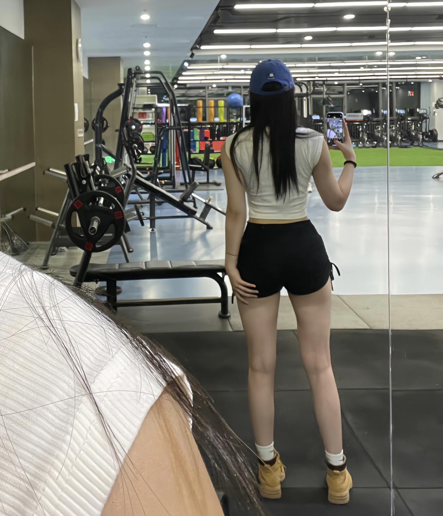 毫无训练痕迹 腰臀比 粗腿 撸铁女孩 健身日常