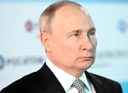 普京这头“北极熊”，终于也开始喊疼了。就在4月15日，这位一向硬气的铁腕总统，在