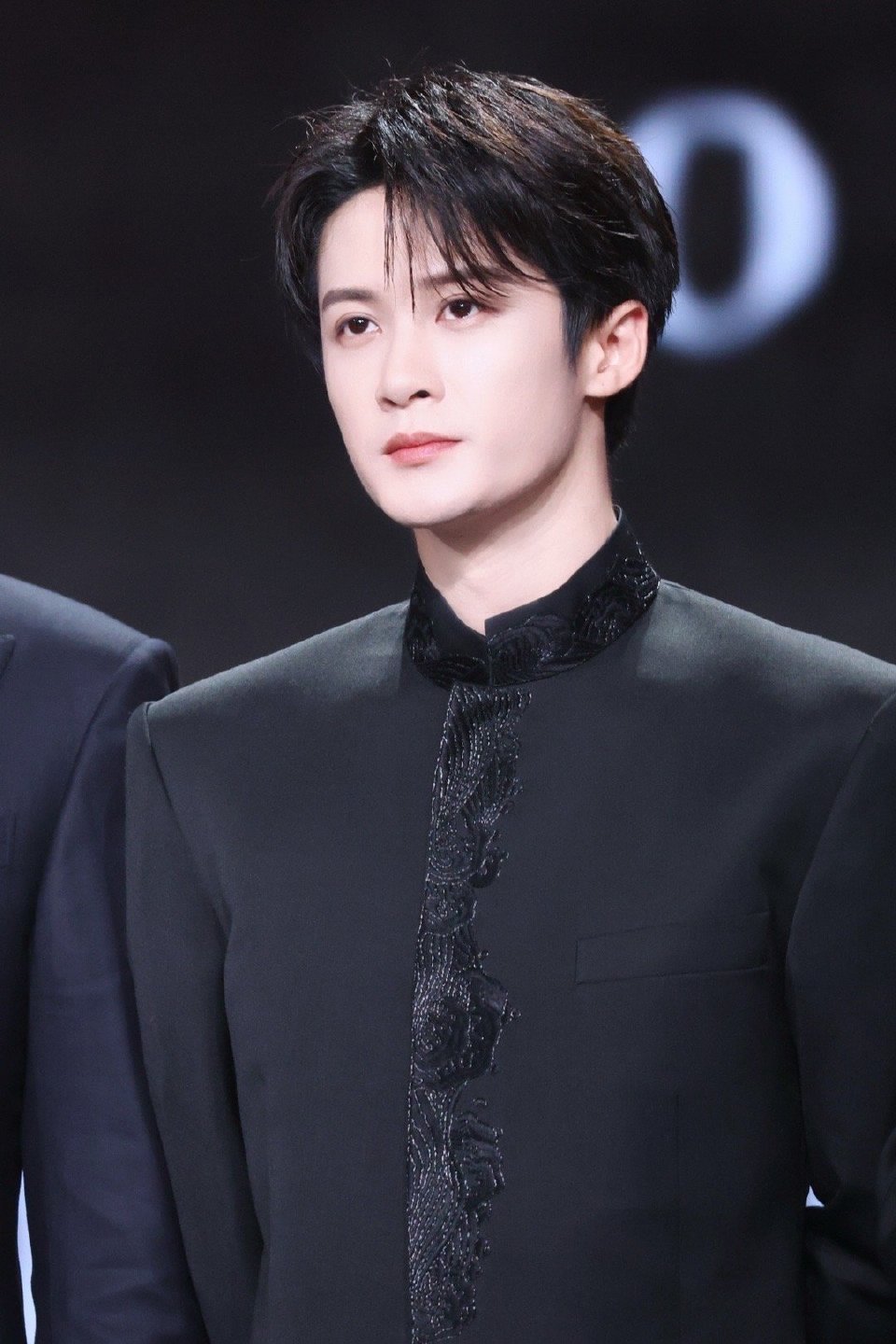 檀健次黑西装谁懂檀健次黑西装的含金量 谁来懂懂我啊！看《猎罪图鉴》时沈翊握画笔的