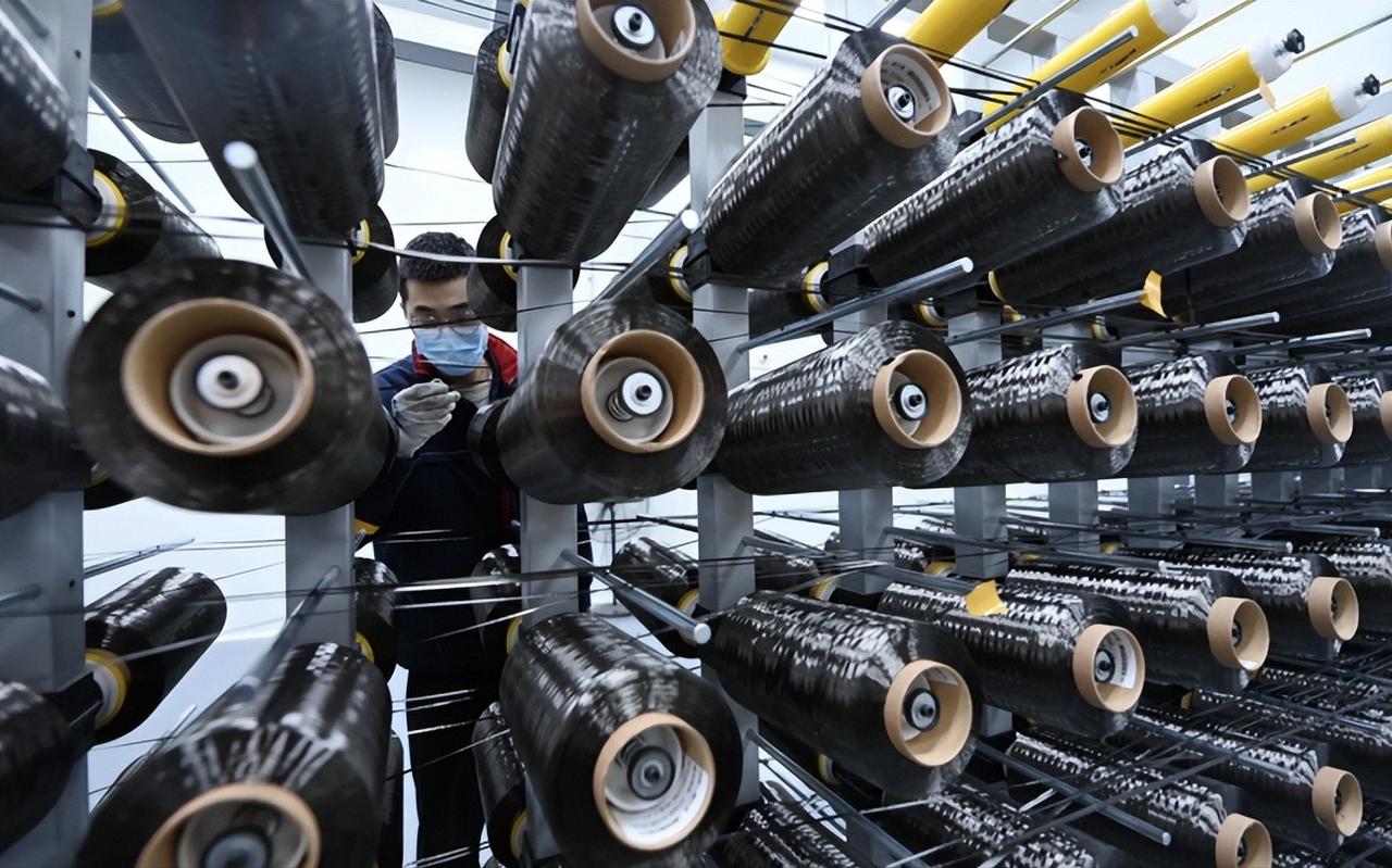 很多人没明白，中国T1200碳纤维突破后意义有多大？这么说吧？我们战斗机、航天等