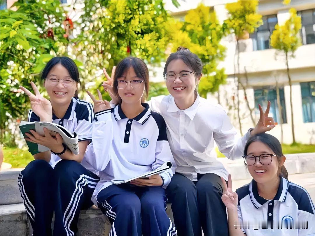 2025年，一群00后班主任凭借“不着调”风格在网络爆火。他们打破传统严肃形象，