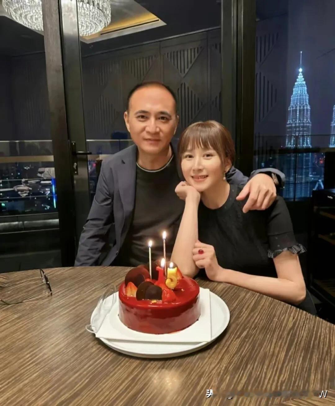 又一个把老公熬成爹的？胡静和老公结婚15年了，自己还美貌依旧，像少妇。
身边的老