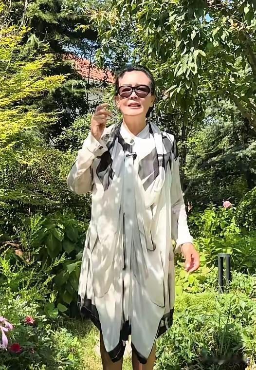 这话说出去
估计连战兰本人都不敢相信

自从撕前儿媳爆火之后

她想再借着大孙子