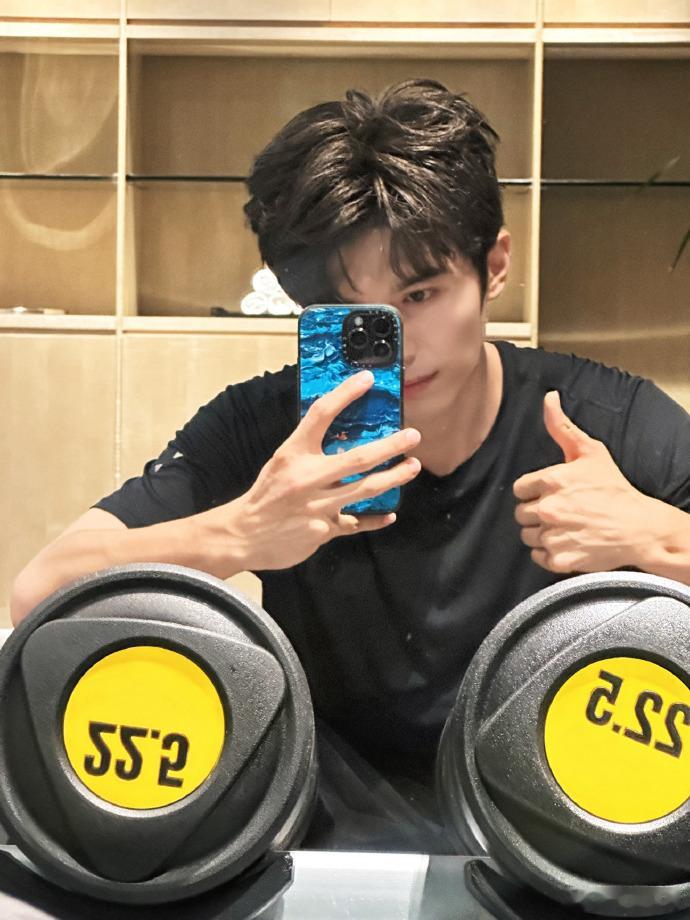 #赵小童健身房打卡##赵小童抽空练两下肌肉#赵小童的肌肉训练，是对美好生活的执着