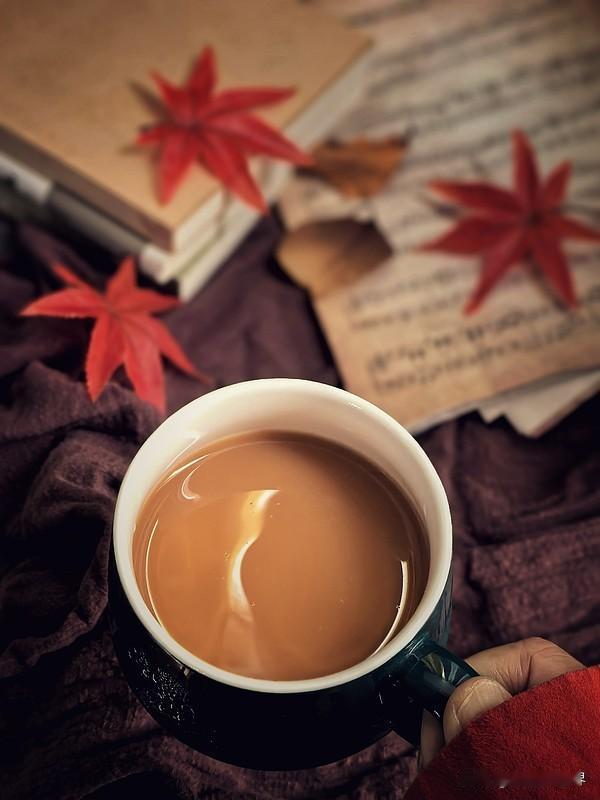 如何看待秋天的第一杯奶茶？ “秋天的第一杯奶茶”这事儿，挺有意思。它本是年轻人搞