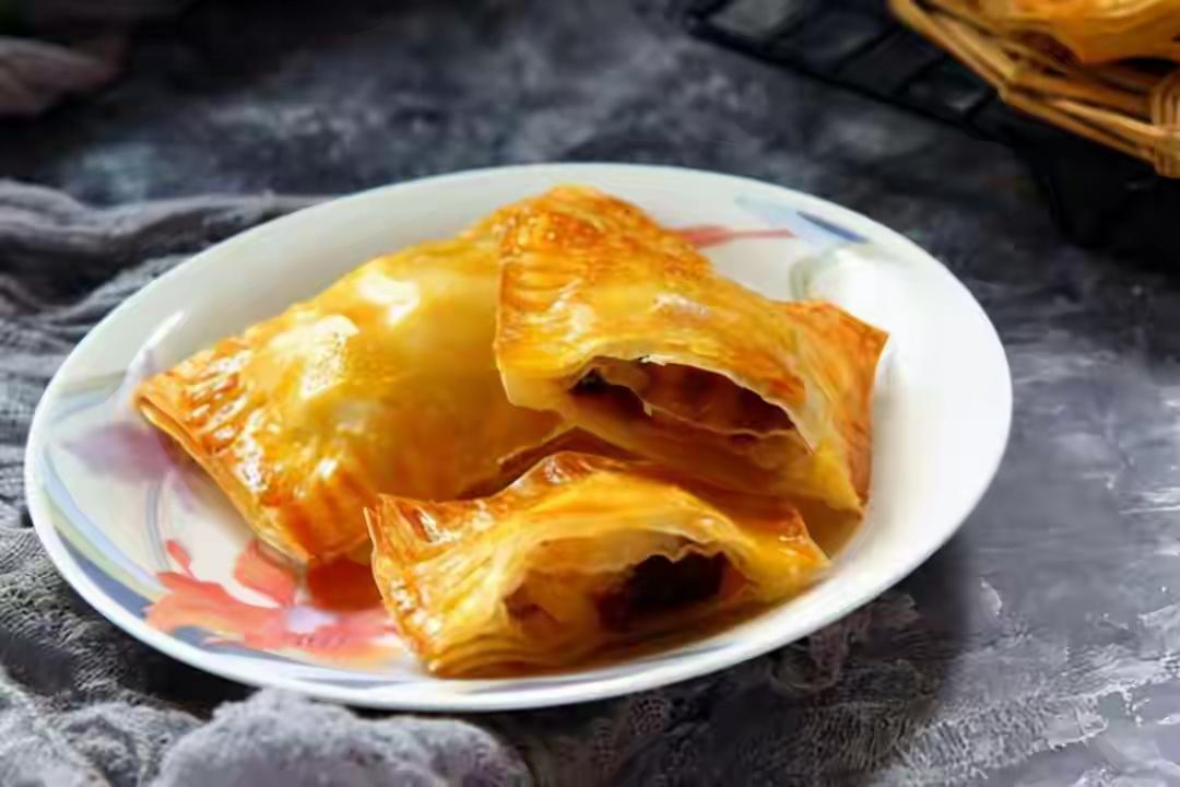 上周六中午，表舅在自家院子里摆了张六人桌，青花瓷盘里放着糖醋排骨，铝盆里盛着红烧