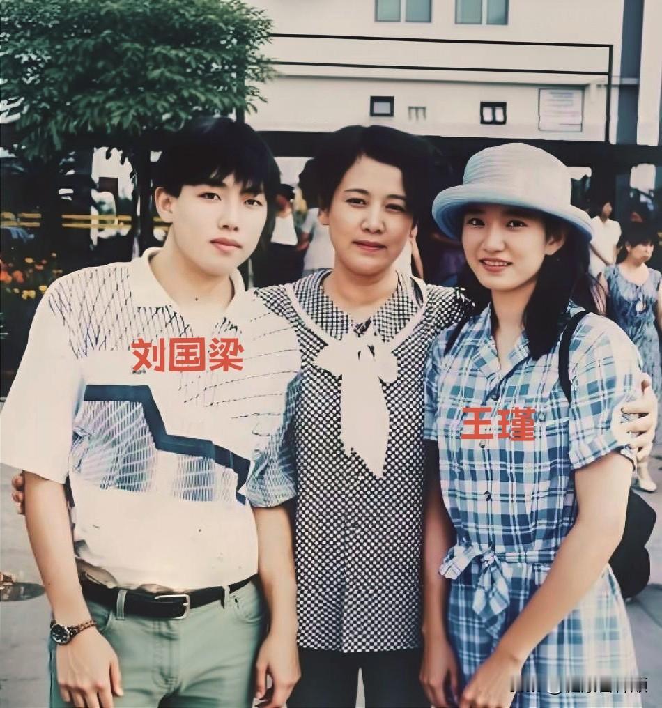 从青涩年代与王瑾的合影，到事业有成时的鲜花与笑容，再到如今两个女儿绕膝的全家福，