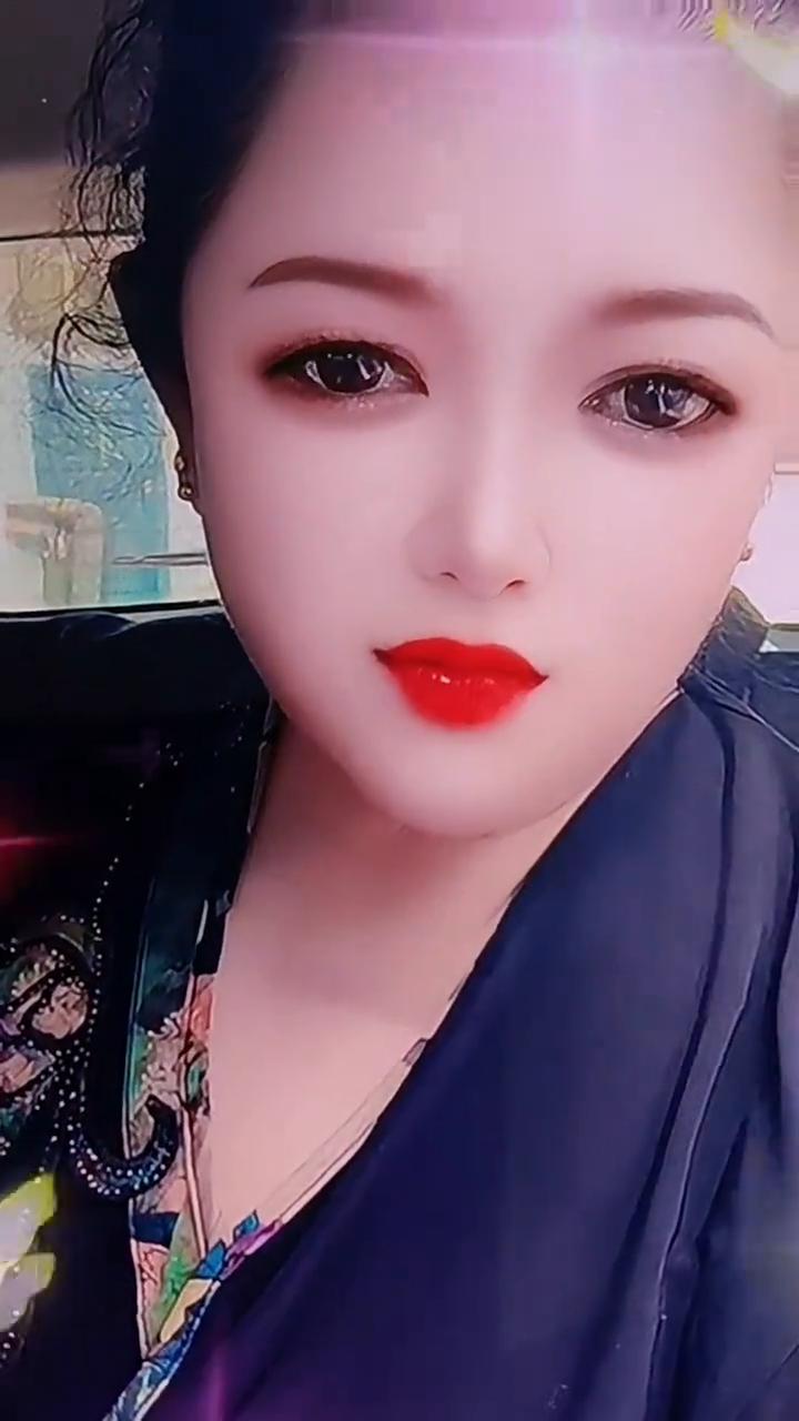 那朵美丽的新娘花，把你我梦幻，是否还记得她如今的我梦中的诗。