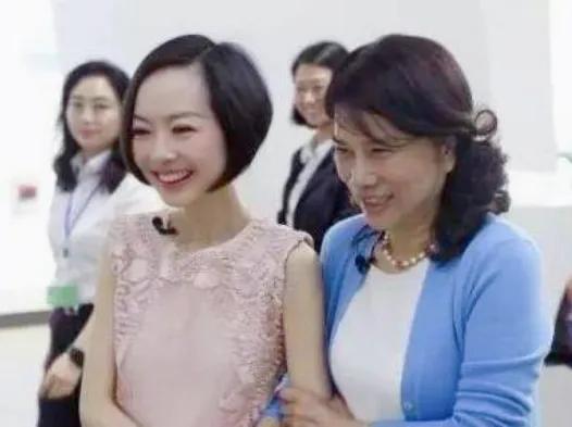 当年，董明珠刚坐稳董事长的位置，就大声宣布：“我要换掉格力代言人。”大家一致反对