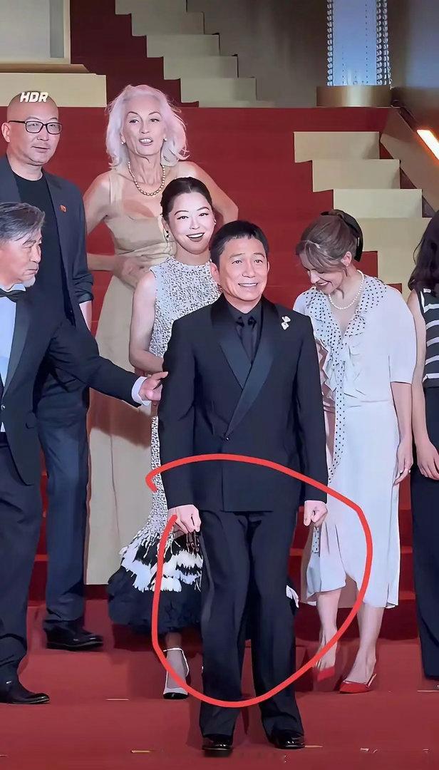难怪刘嘉玲说他是社恐，现在我相信了 