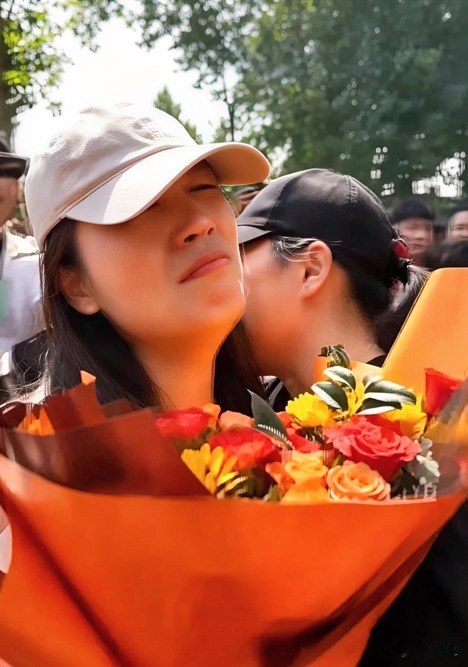 小姑娘5岁流落河南，前后换4家领养！

第一户嫌她内向不爱说话，养半年送走；
第