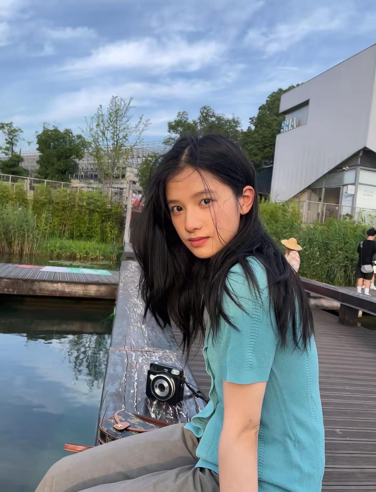 “而那些昨日依然缤纷着” 旅行碎片穿搭 原相机生命力 张婧仪