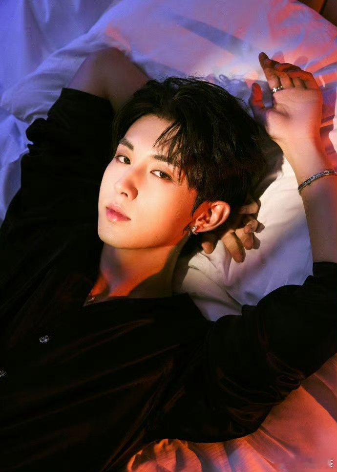 红豆生南国郭俊辰是男模郭俊辰写真惊艳！ 纯黑造型+银饰超有范儿，可盐可甜可塑性强