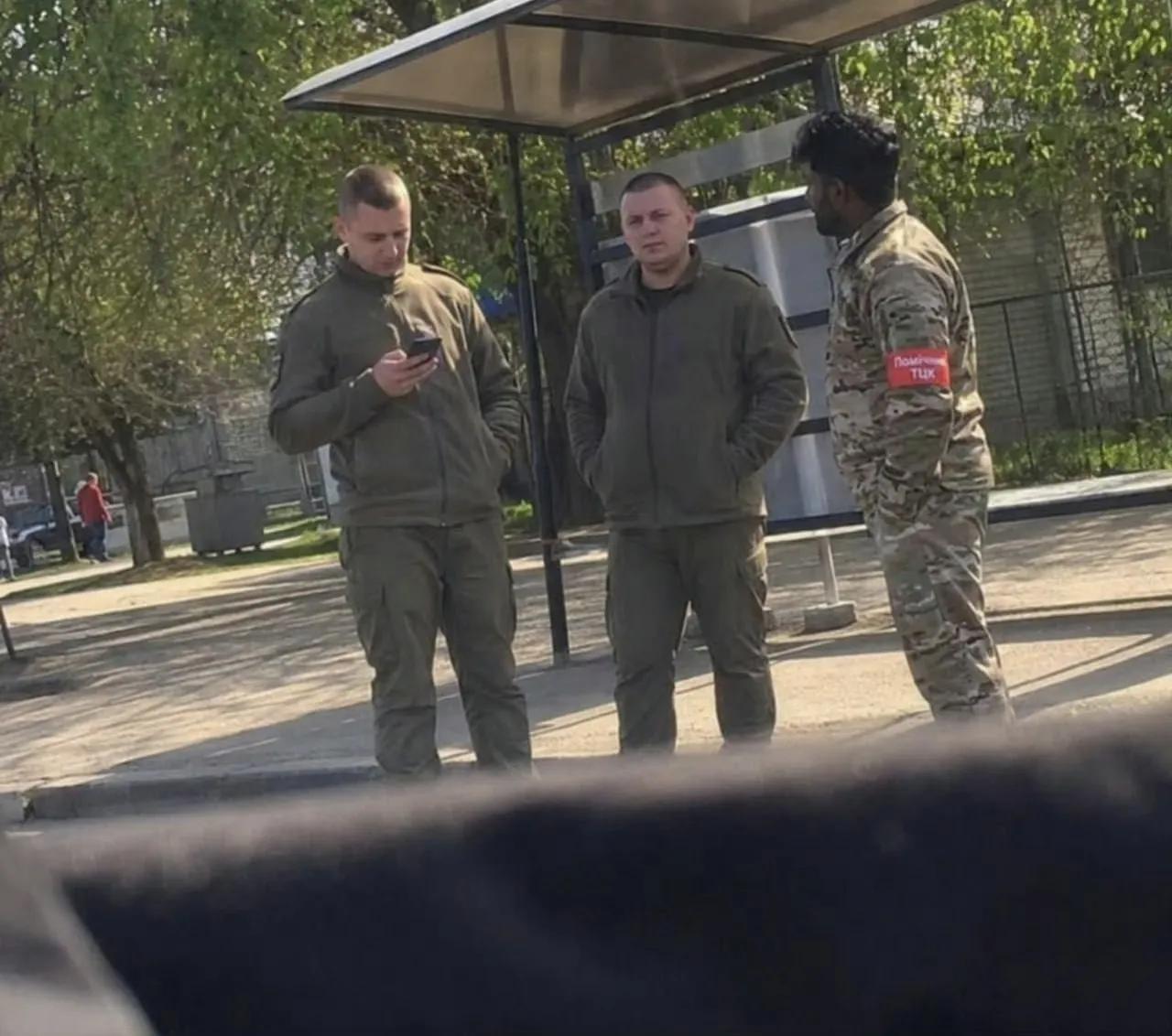 这是什么画风？乌克兰街头突然冒出个印度人，左胳膊上套着“兵役办助手”的红色袖标。