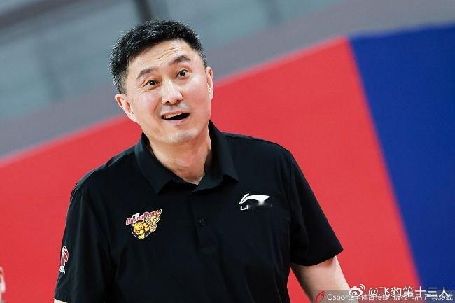 《杜帅绝杀吟》亲兵上阵腿灌铅，杜帅妙计场场鲜。补篮总漏关键板，抱头总在哨响前。廖