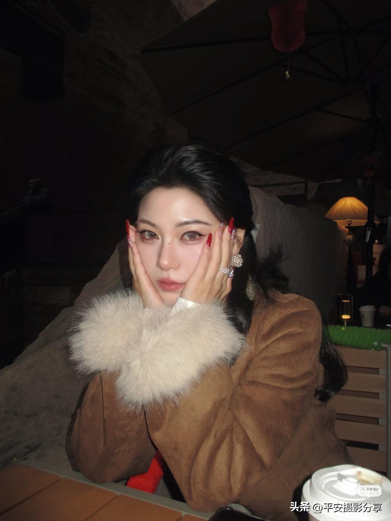 红袖添香夜，灯影映美人。