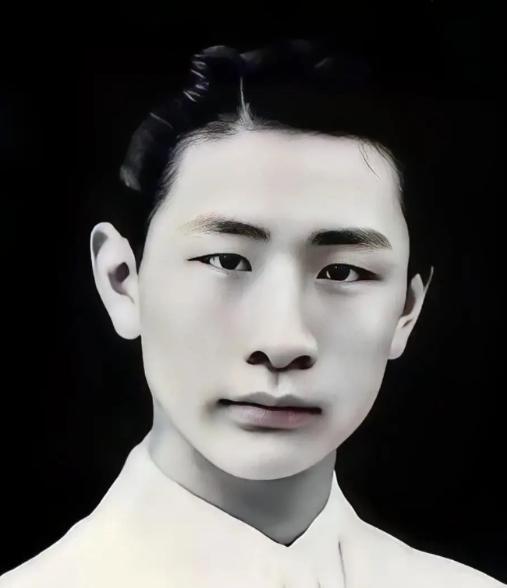 1940年，熟睡中的冯运修，突然感觉不对劲，好像是日军包围他家了。他从枕头下摸出