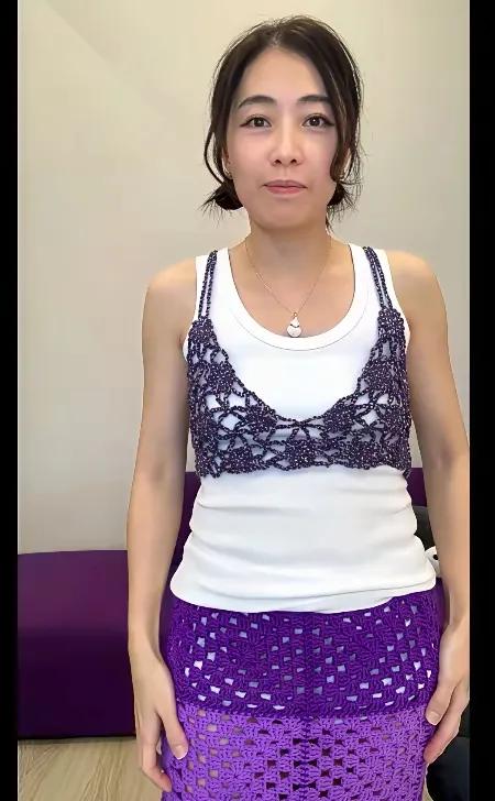 刘銮雄的妻子甘比，开始嚯嚯毛线了[捂脸][捂脸]
她最大的爱好就是手工编织，编织