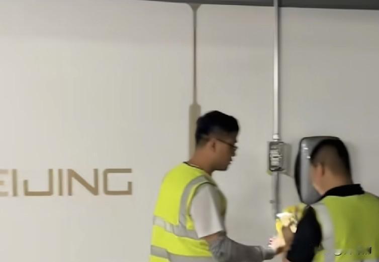卡在最后一米！顺义小区充电桩难题终于破冰，物业的理由靠谱吗？
 
买了产权车位，