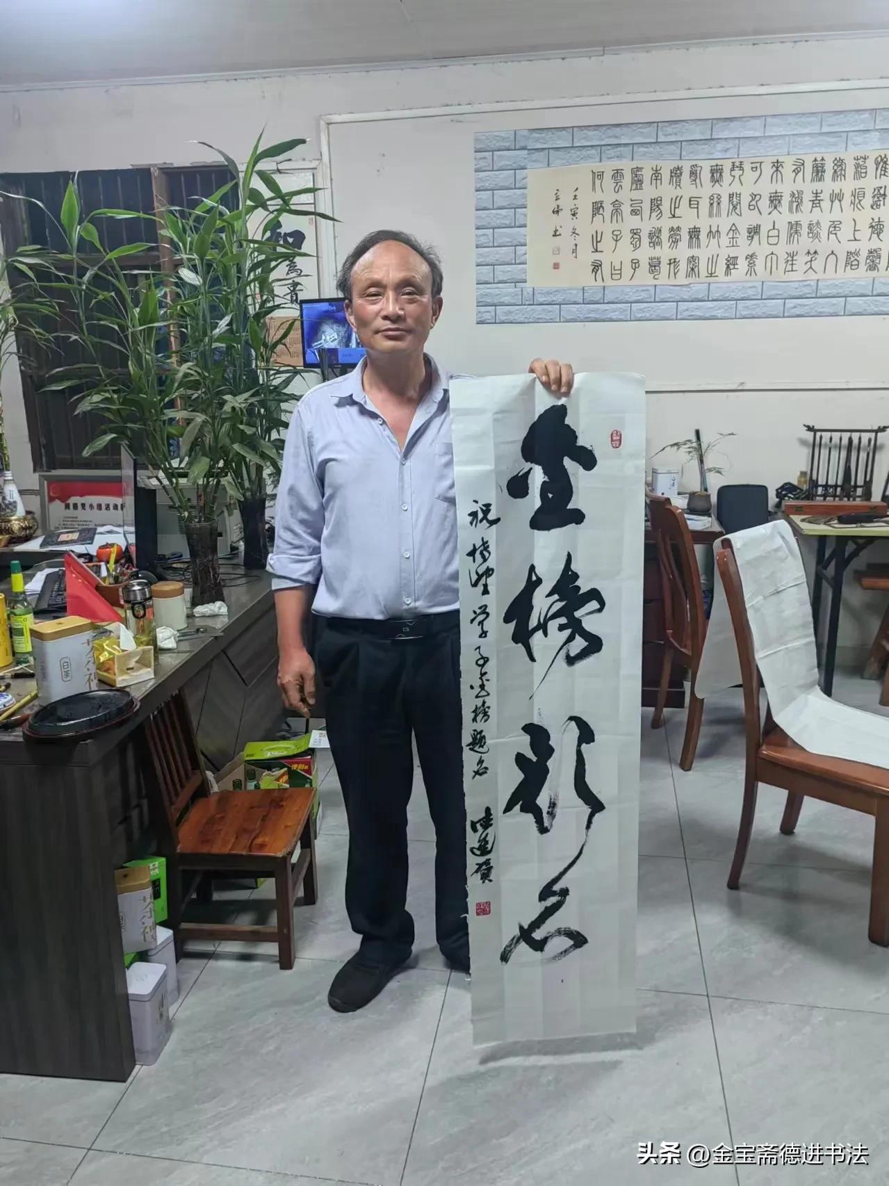 
 
莘莘学子，十载寒窗苦读，今朝高考功成。笔墨纵横间，书写青春华章；考场挥毫处