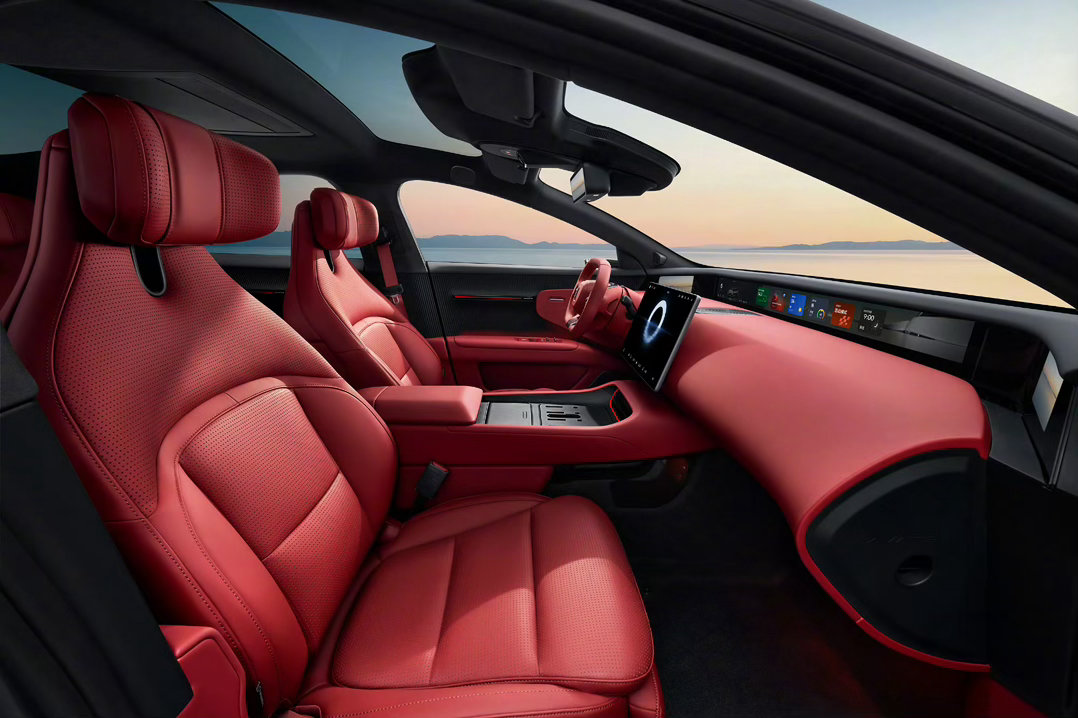 段奕宏和新阿维塔12的气质特别契合，温柔又有力量，自带一种不随波逐流的笃定。他塑