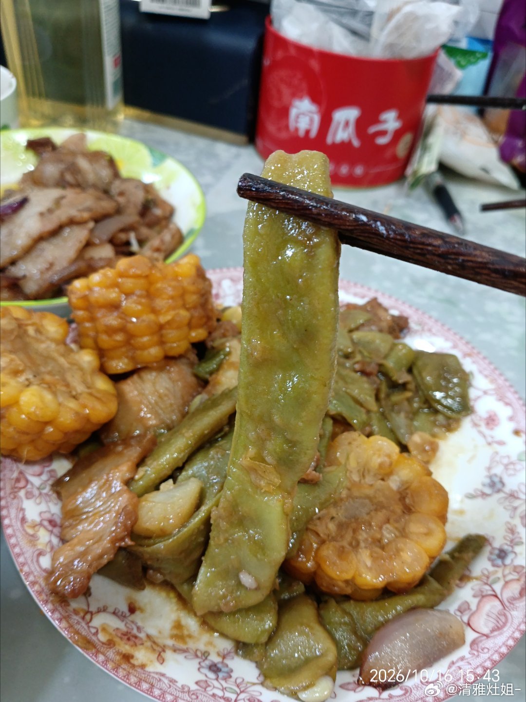 一日三餐，四人四个菜孜然牛肉，回锅肉，小葱拌豆腐，豆角炖玉米🌽。  ​​​