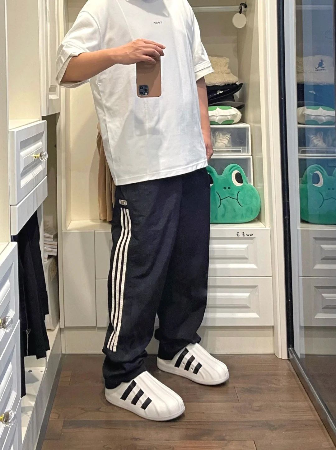 白色体恤｜洞洞鞋穿搭