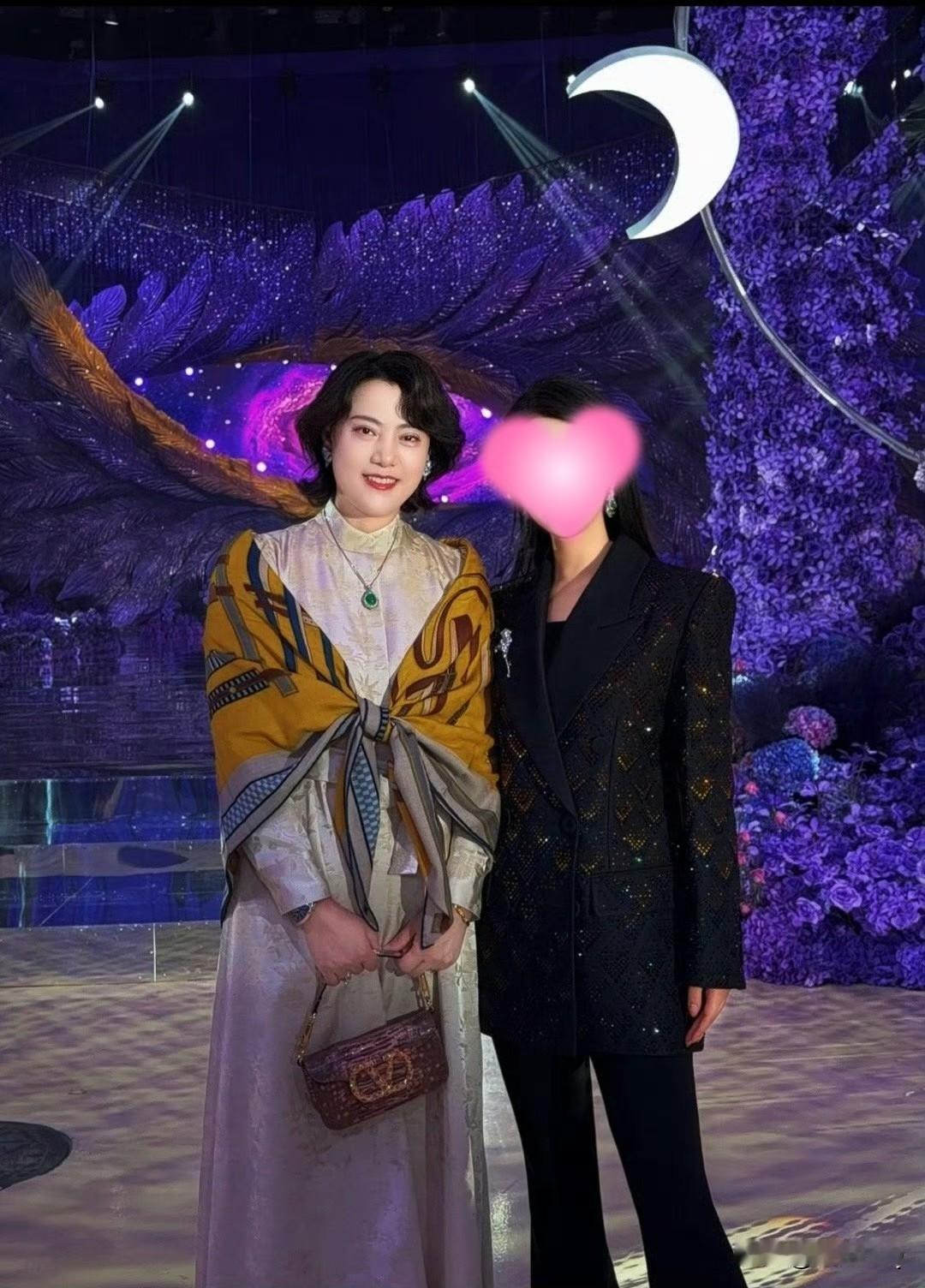 婚礼上真的要被黄子韬妈妈美到了，本人年轻漂亮，打扮得贵气大方，虽然有些许男相，但