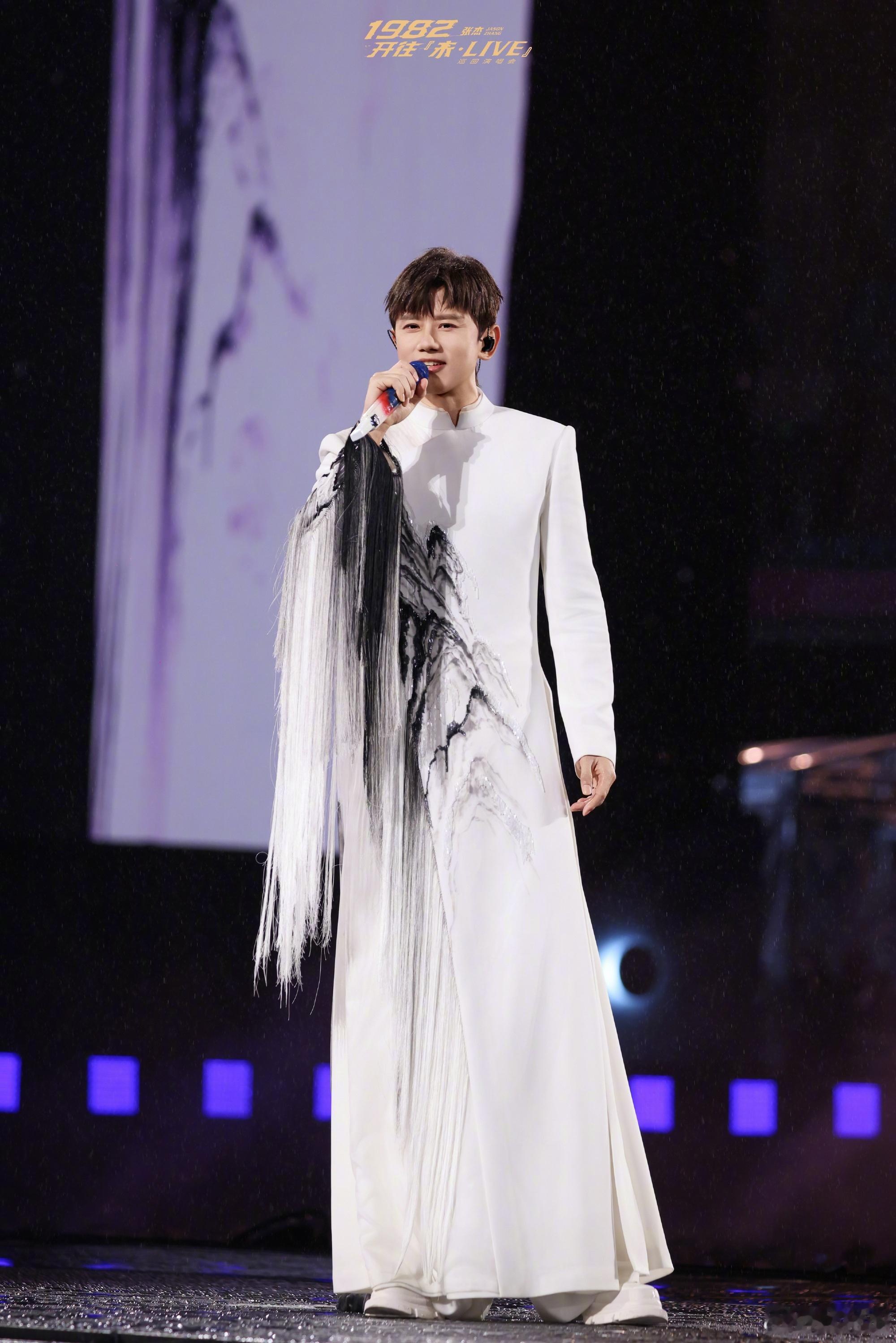 张杰[超话]张杰演绎MJ金曲杰哥杭州巡演现场响起MJ经典曲目，张杰温柔处理演唱细