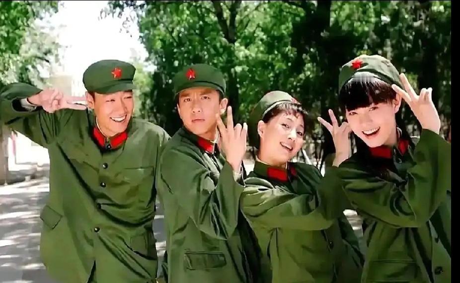 爷青回！二十年前《幸福像花儿一样》的军装花絮照，全员颜值巅峰！
 
家人们，谁懂