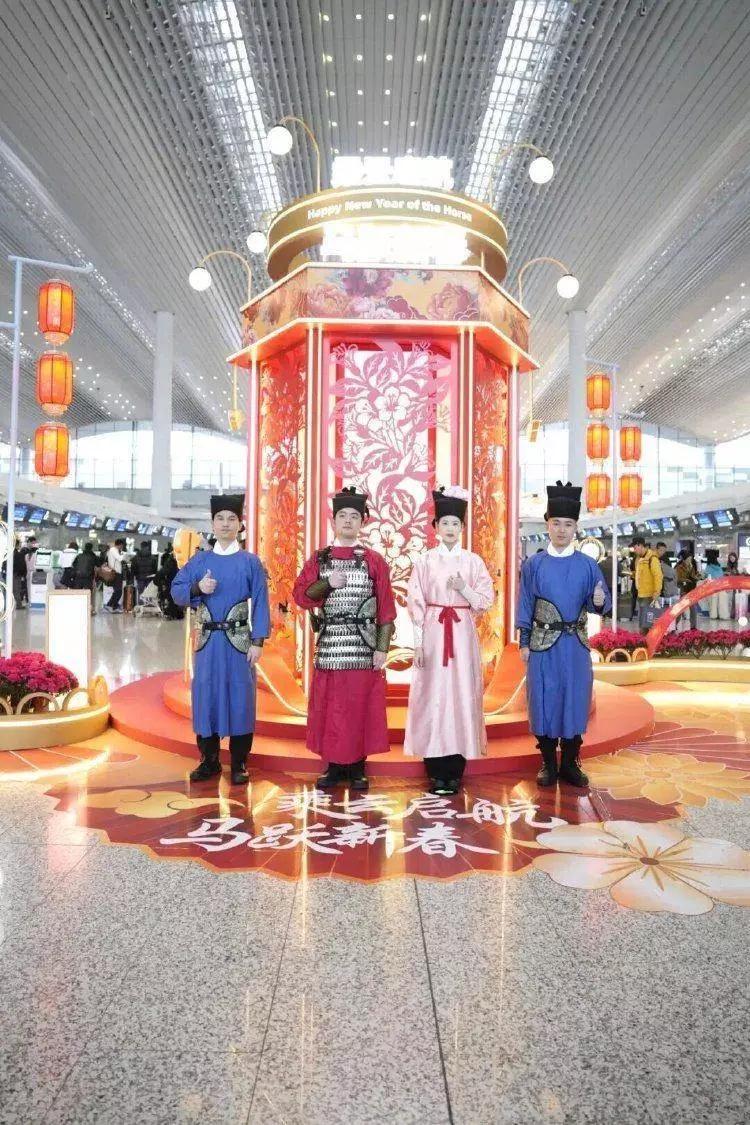 《“汉服迎新年，烟火藏自信！”广州机场这波操作，让文化自信融入日常》
 
广州白