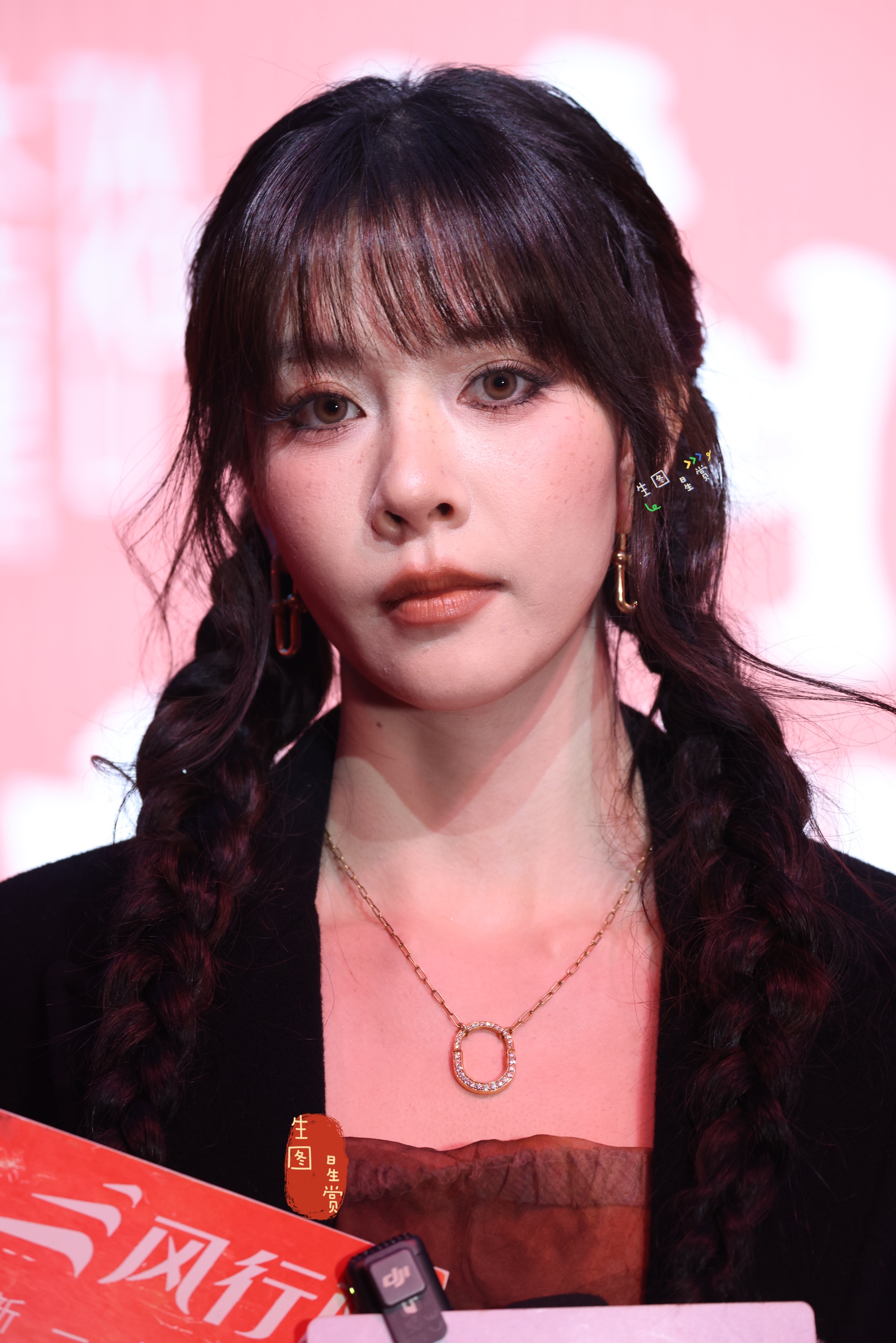 宋妍霏CNY新年派对生图双麻花辫cc，洋气酷辣