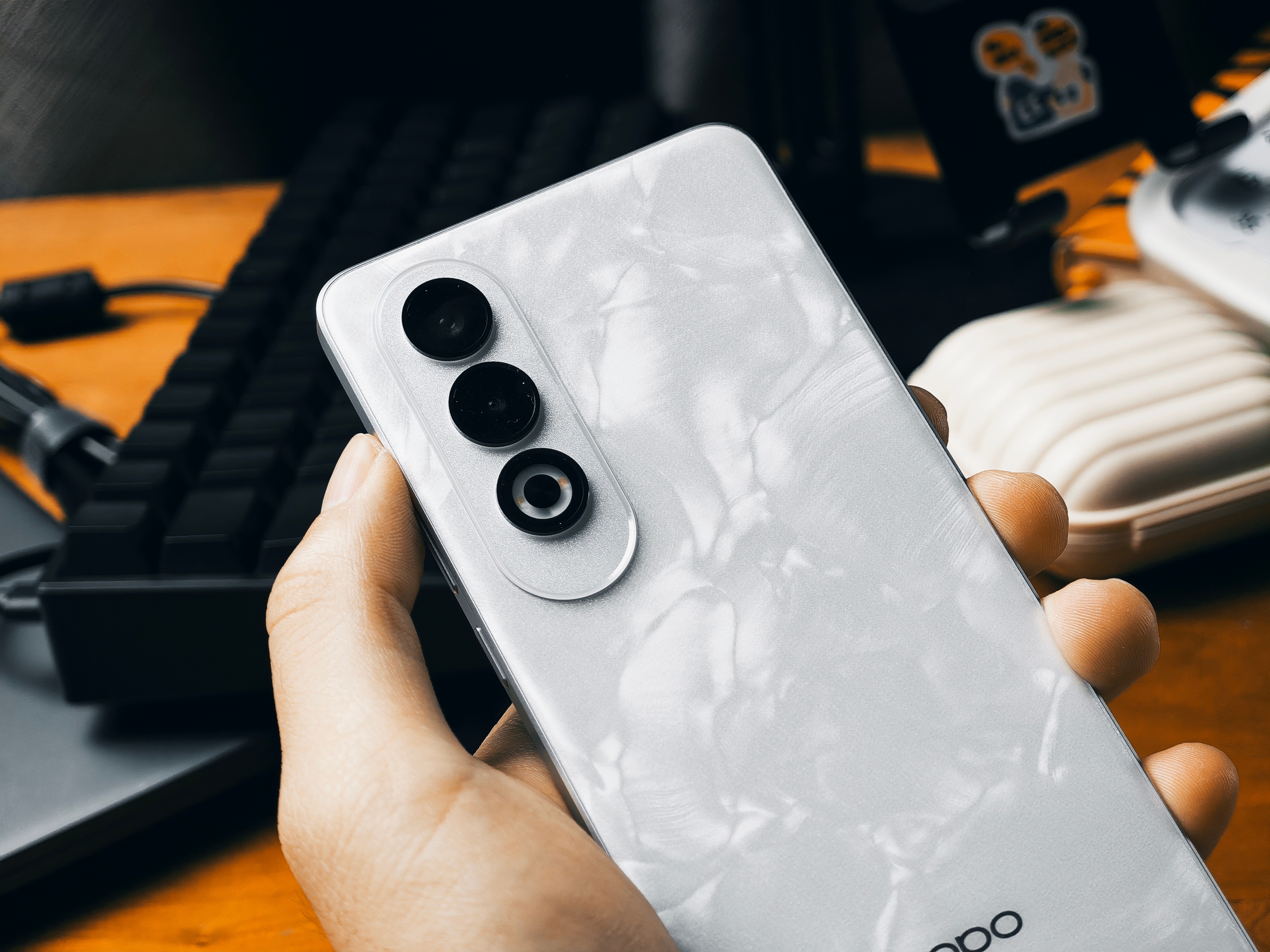 OPPO K12 Plus搭载骁龙7 Gen 3处理器，性能够用功耗稳定，采用O
