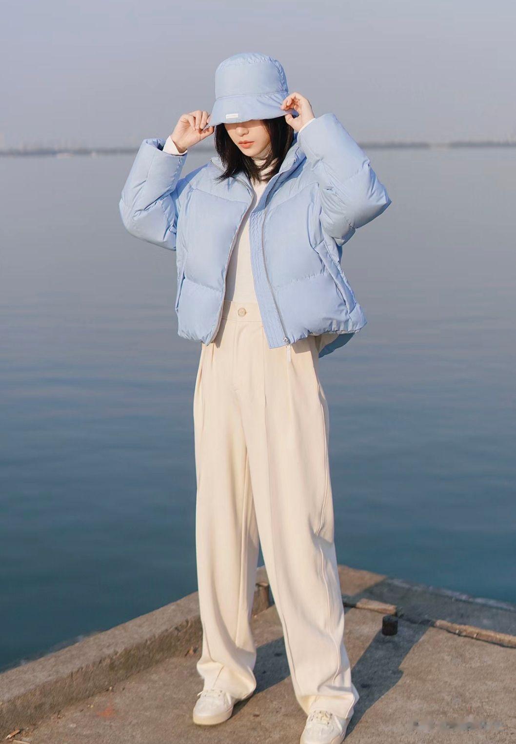 穿羽绒服该配阔腿裤还是紧身裤？看这些对比图就知道，差距有点大
在冬天穿羽绒服时，