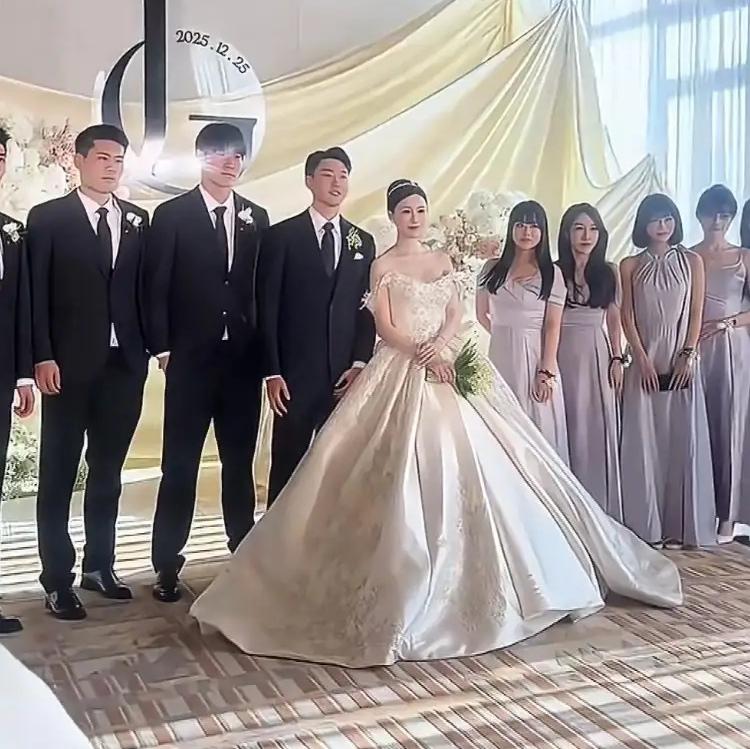 你能想象吗？昨天，泰山队后卫大将高准翼在延吉老家热热闹闹地结婚了，新娘是金婧。刚