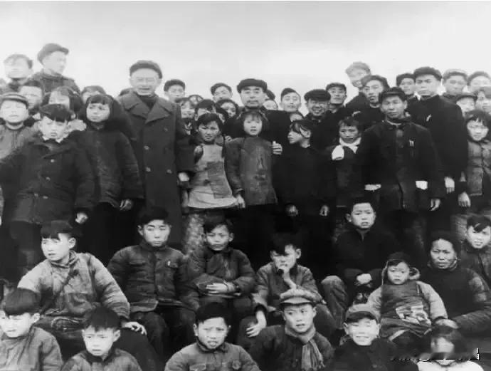 花丛合影
        一天，安徽省肥光小学三年级的同学正在上课，周总理轻轻地