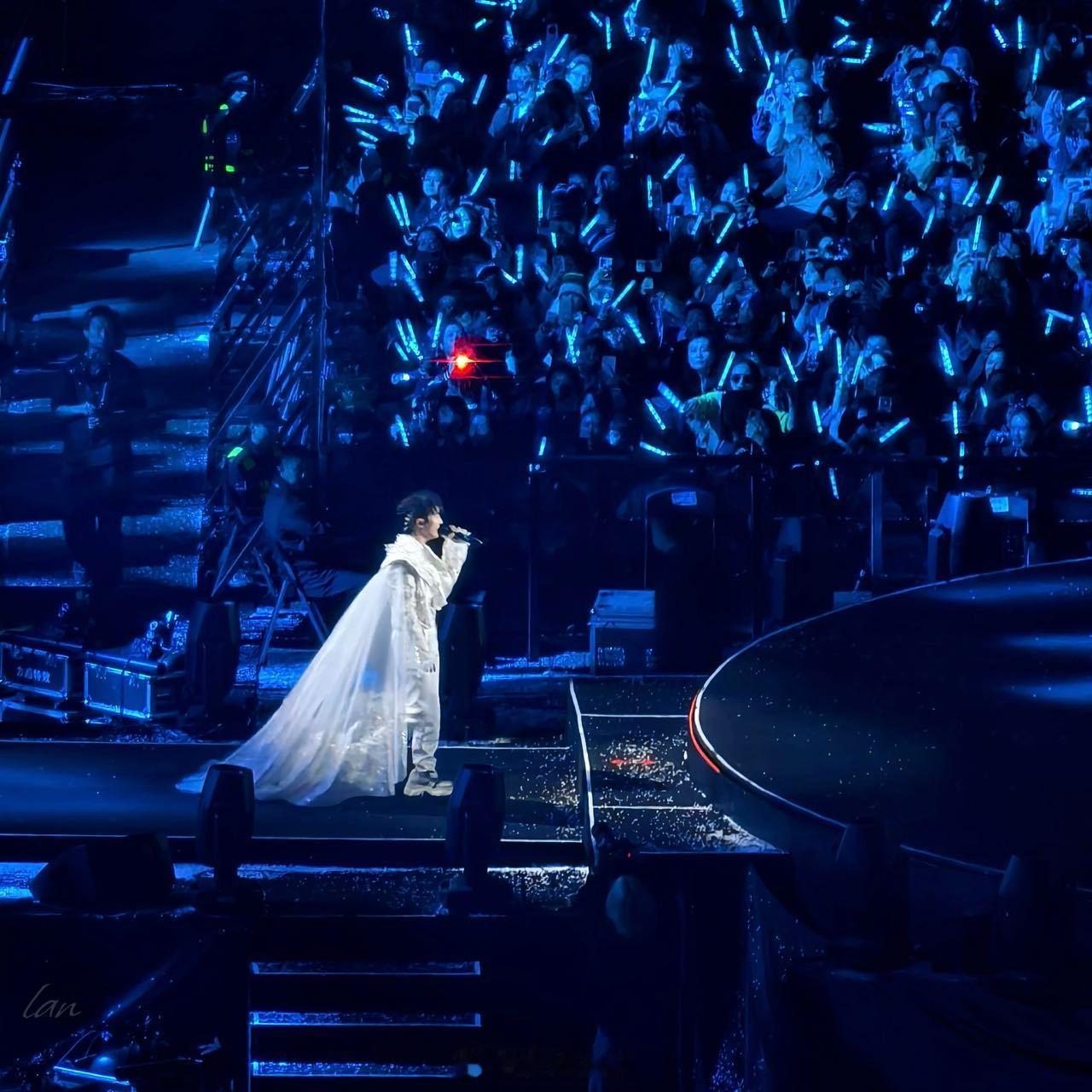 #周深 童话故事的冰雪精灵#周深的冰雪精灵造型美轮美奂，那空灵的声音更是如天籁一
