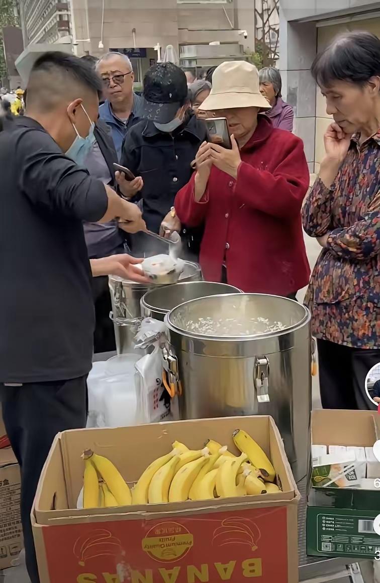 医院门口免费发饭被骂“作秀”，半年后一条私信，让他哭到天亮！

凌晨四点，西安街