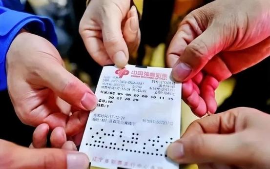 太亏了！江苏，一男子选了一组号码中了500万元，岂料，彩票店老板在收到了20元转