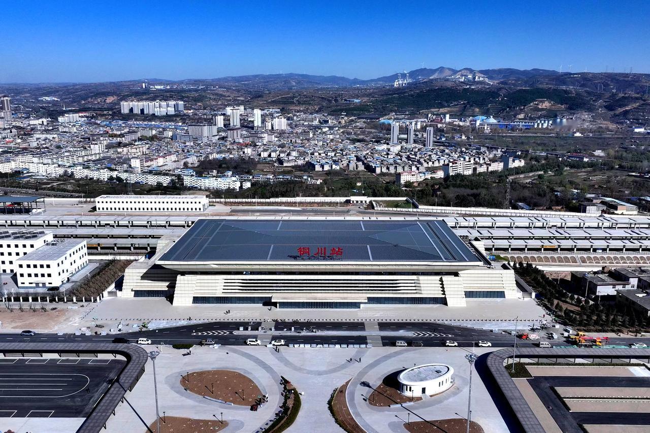 高铁列车即将驶入铜川，跟随悦君镜头提前解锁西延高铁铜川站。它位于铜川市耀州区，规