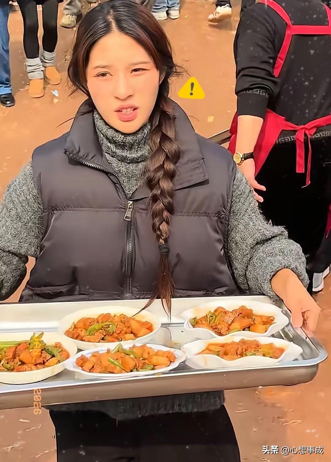 真被网友说中了！
博主阿梓的刨猪宴直接火出圈，
现场人山人海，连亲爹都得兼职两天