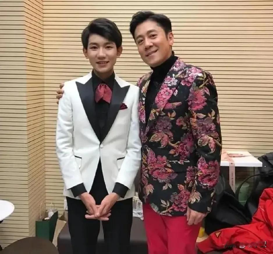 1968年出生的蔡国庆，今年58了，快60的人为什么喜欢穿花衣服呢蔡国庆穿搭 蔡