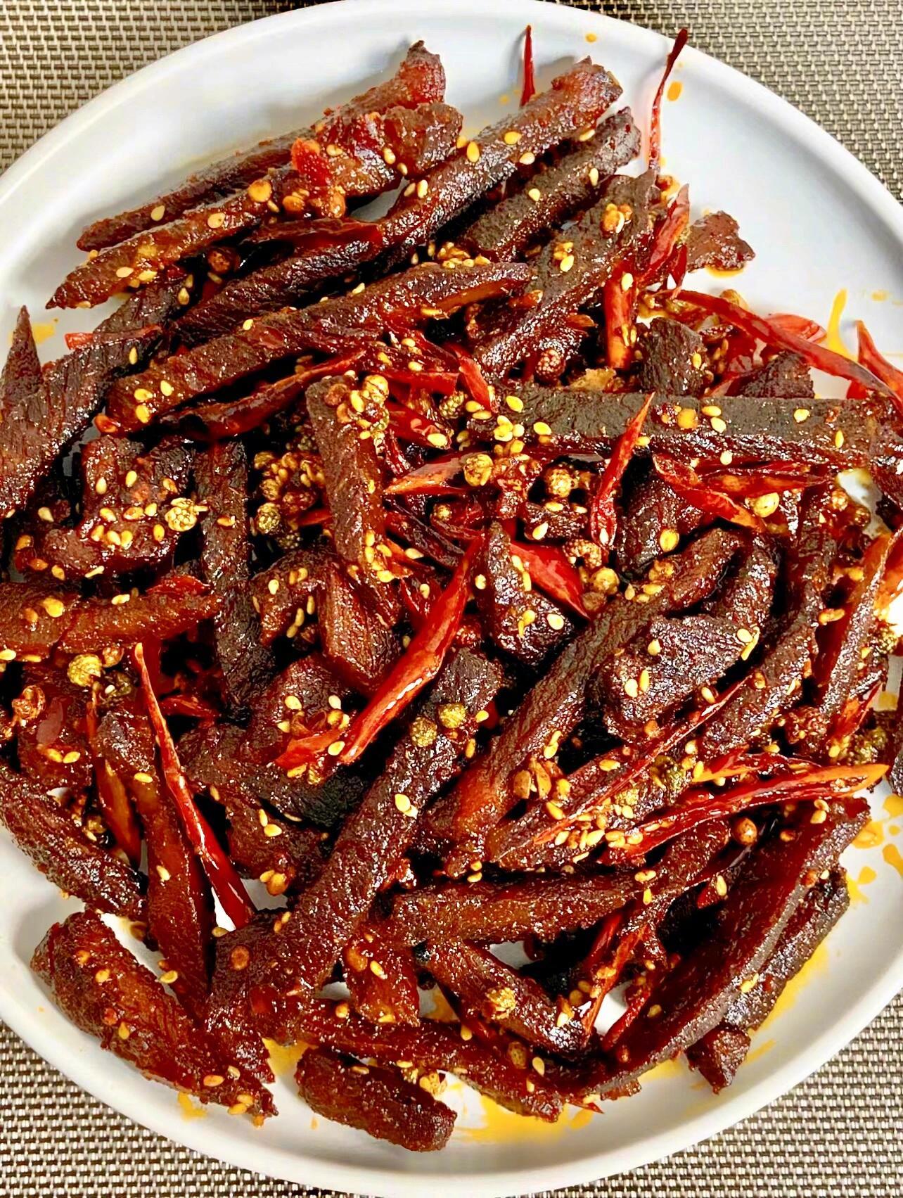 几斤牛肉才出一斤牛肉干 第二次做牛肉干，十一斤牛肉，晒干后只有4斤牛肉干。我是按