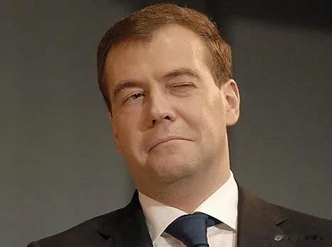 比利时防长碰瓷俄罗斯也就是刷刷存在感，声称要将莫斯科从地图上抹去。网民就建议可以