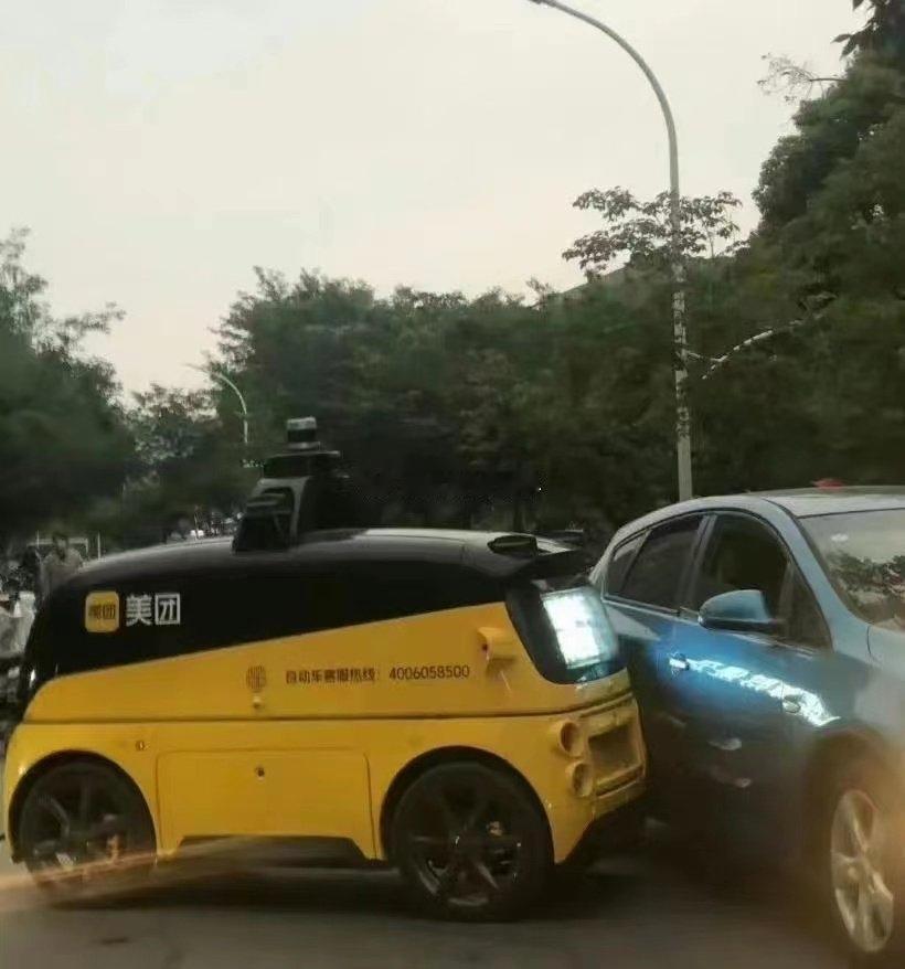 无人驾驶车辆发生交通事故，无人驾驶车辆负全责的话，谁坐在被告席呢？
