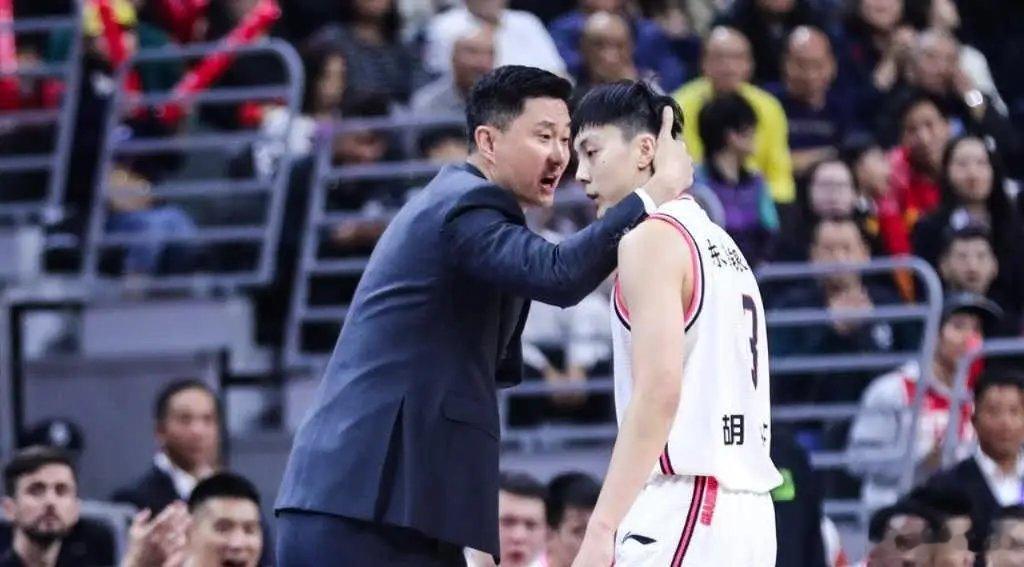 杜锋疑似下课，爱徒胡明轩已无球可打广东男篮官方发布，杜锋突发身体不适，今晚将不再