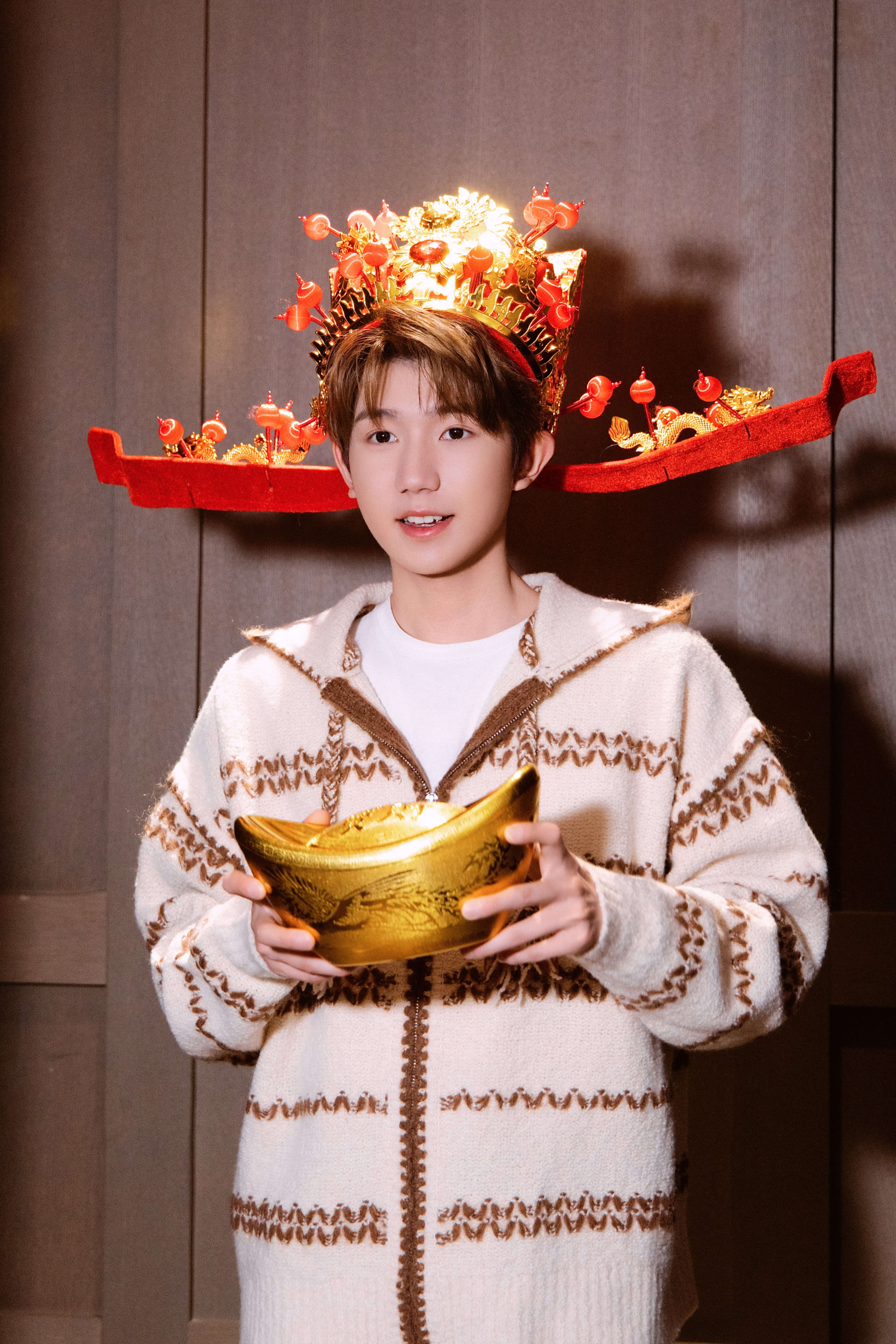 王源财神来敲我家门转场 王源大年初五送祝福，祝大家财源滚滚，迎财神喽