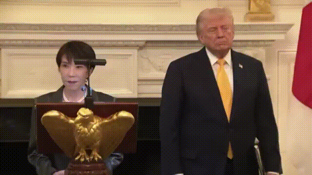 一个日本网民这样说，“我们日本的最高领导人竟然在外交场合，张开大嘴 露出臼齿，毫